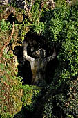 Tivoli, villa d'Este, fontana di Rometta. la montagna Tiburtina dettaglio della statua di Appennino (in grotta e a braccia alzate).